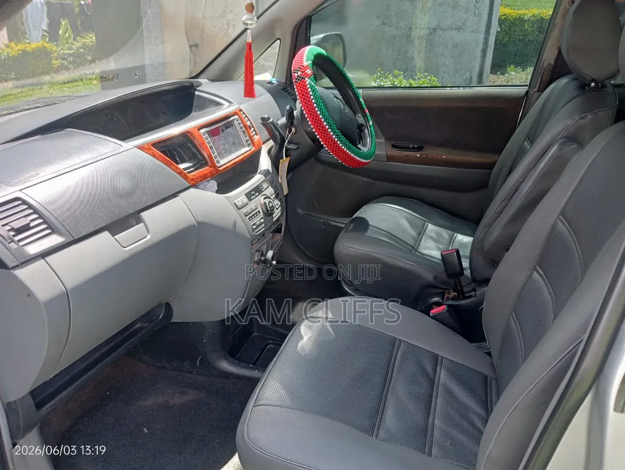 Toyota Noah 2005 Silver