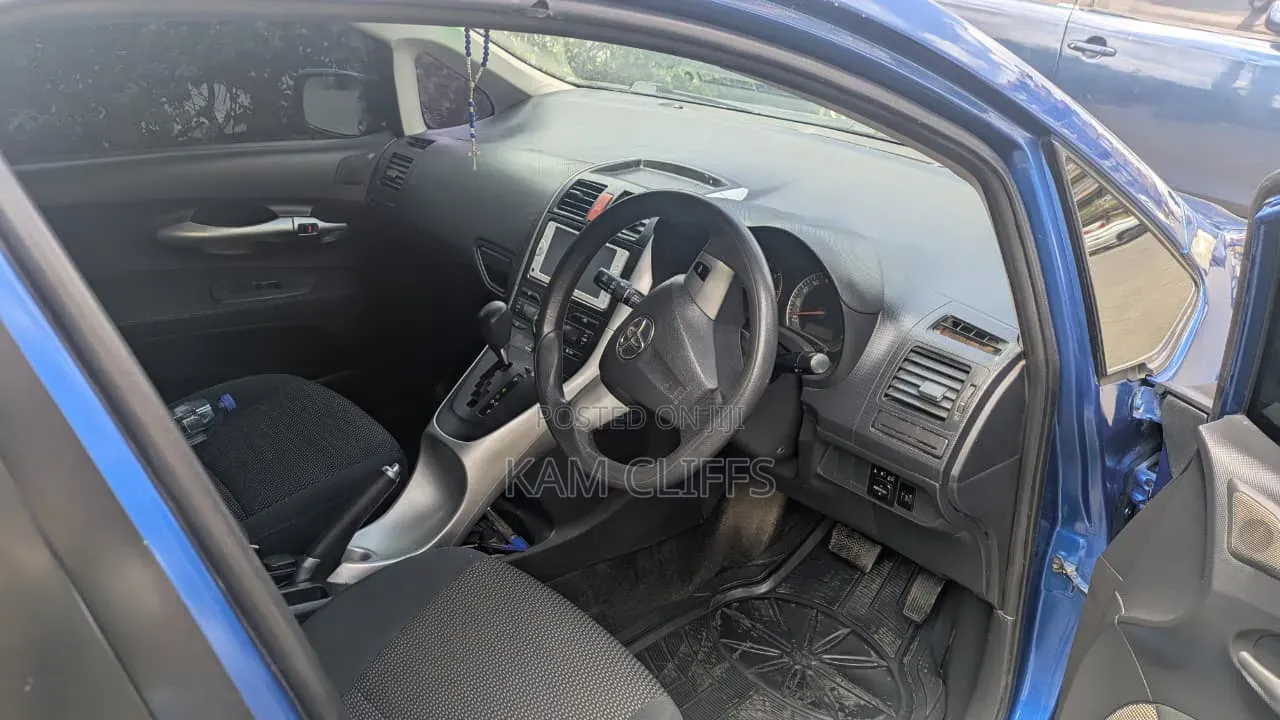 Toyota Auris 2010 Blue