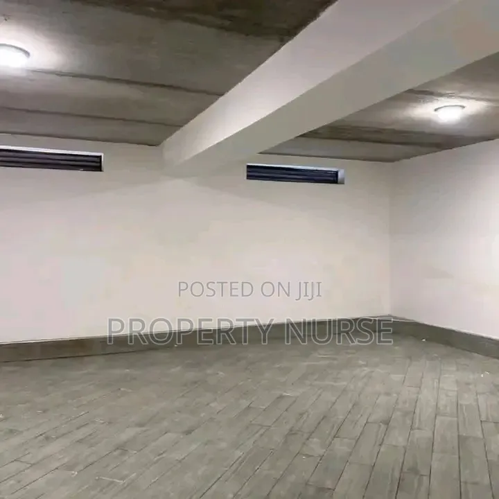 5bdrm Maisonette in Gateway Mall Area for rent