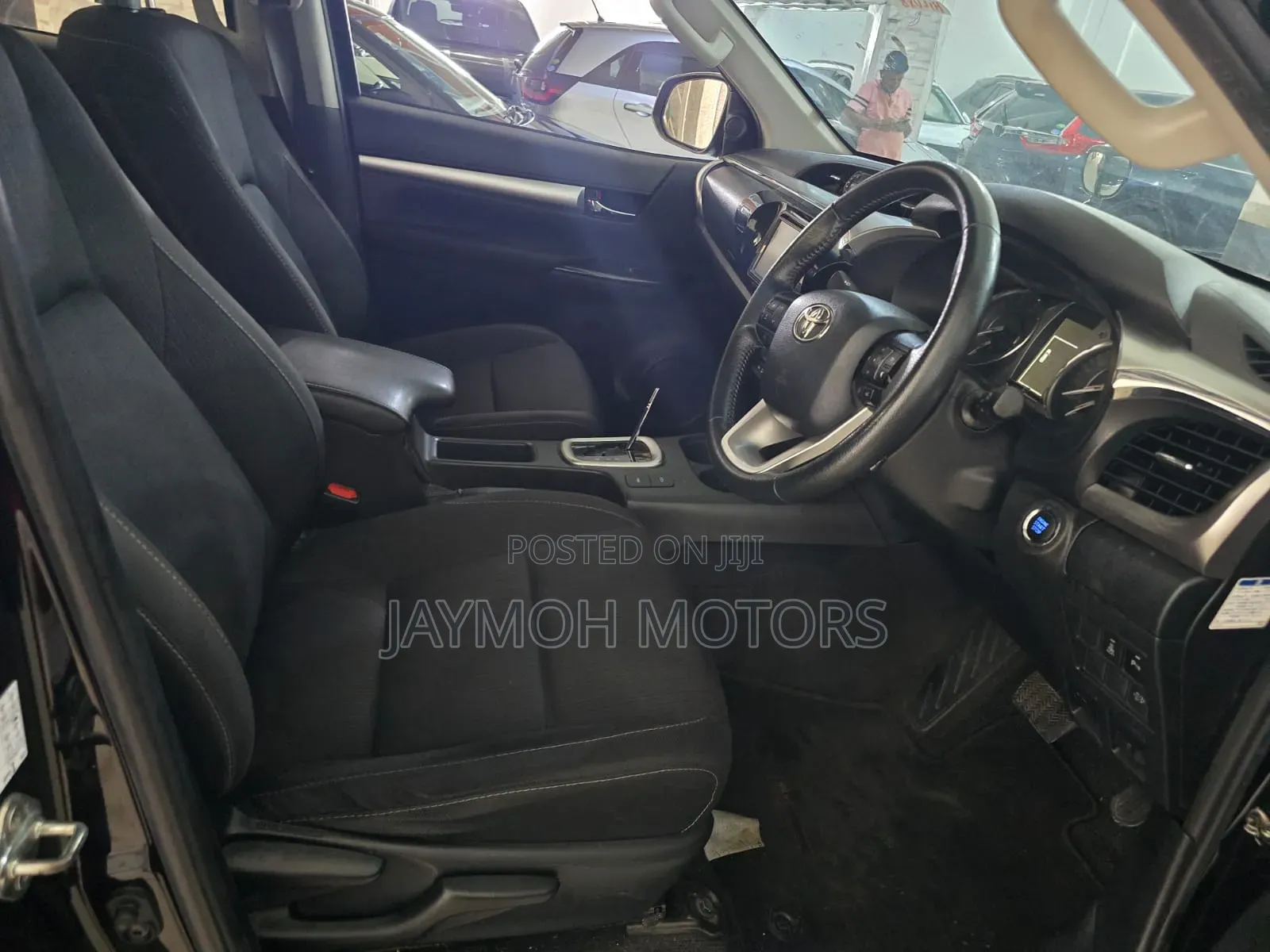 Toyota Hilux 2023 Gold