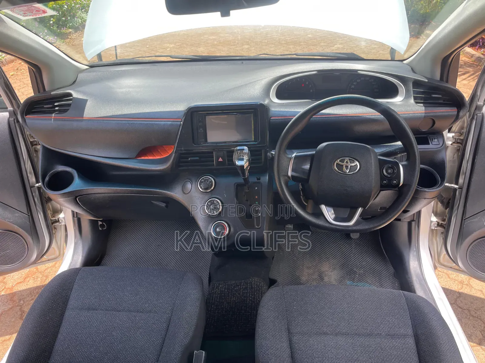 Toyota Sienta 2014 Silver