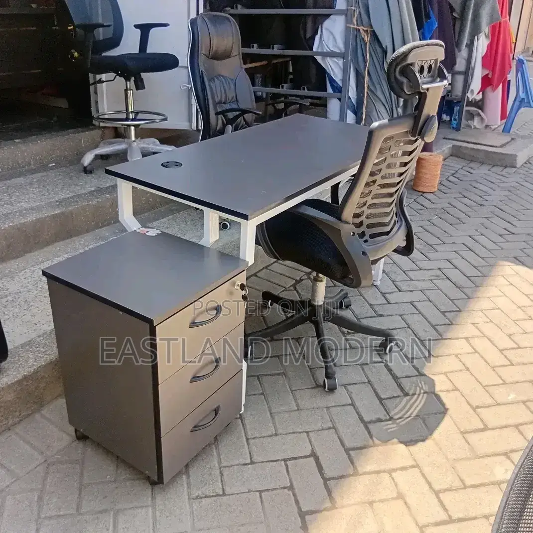 Executive Office Desk Set With Chair