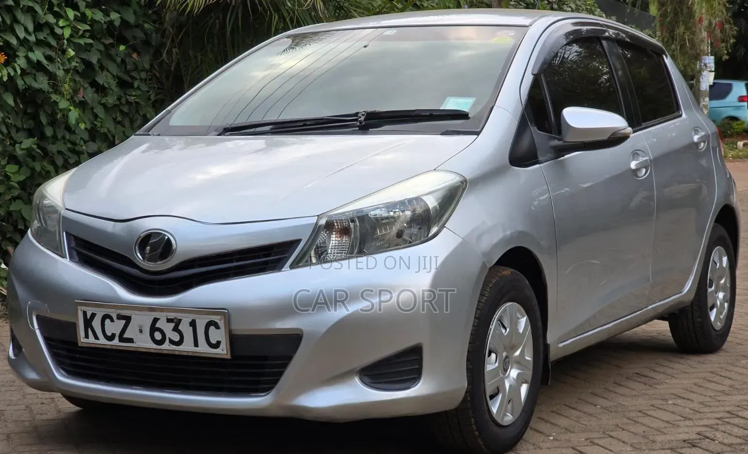 Toyota Vitz 2012 Silver