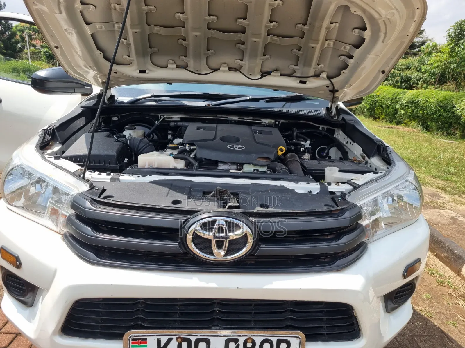 Toyota Hilux 2025 White