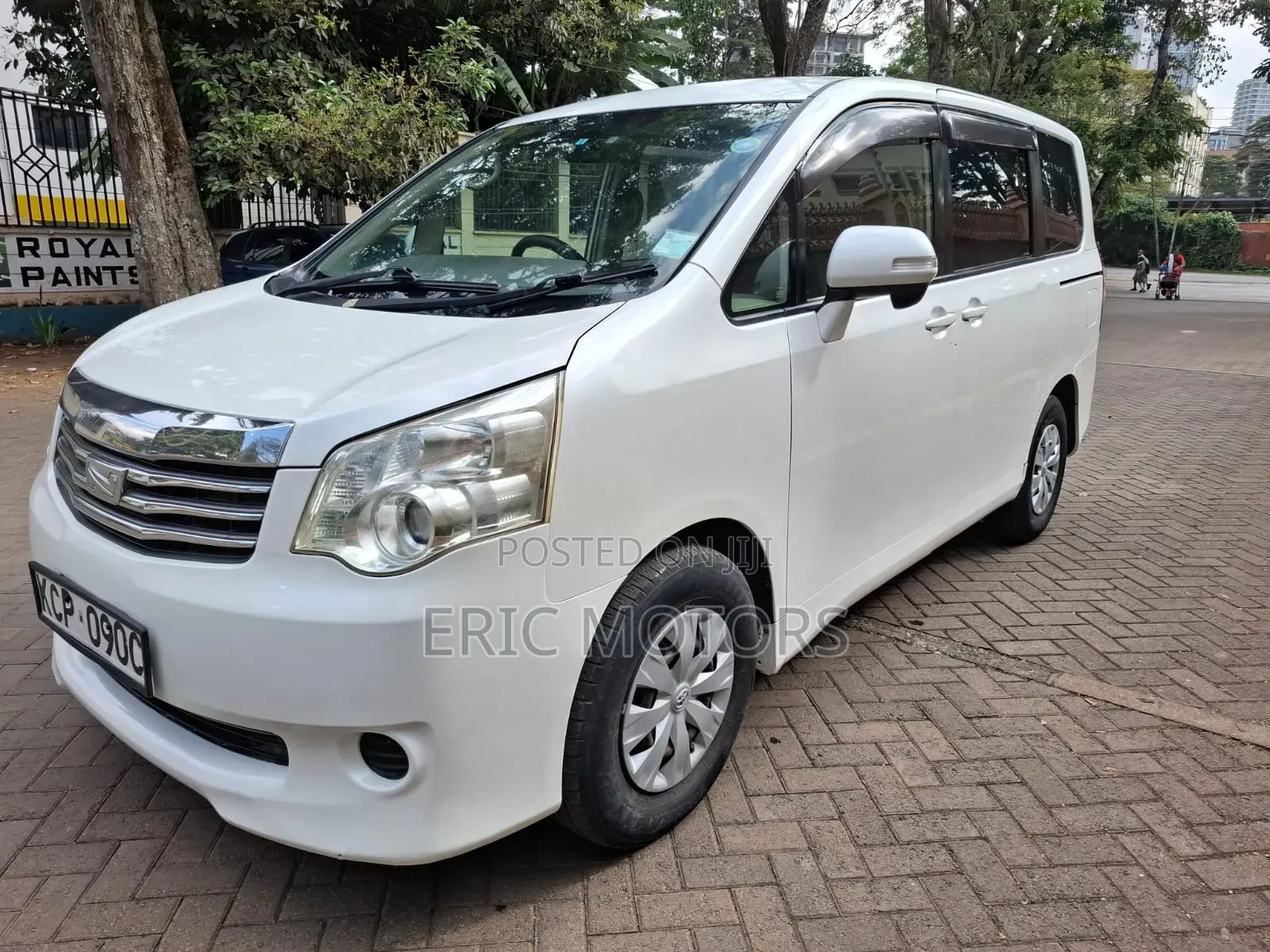 Toyota Noah 2010 White