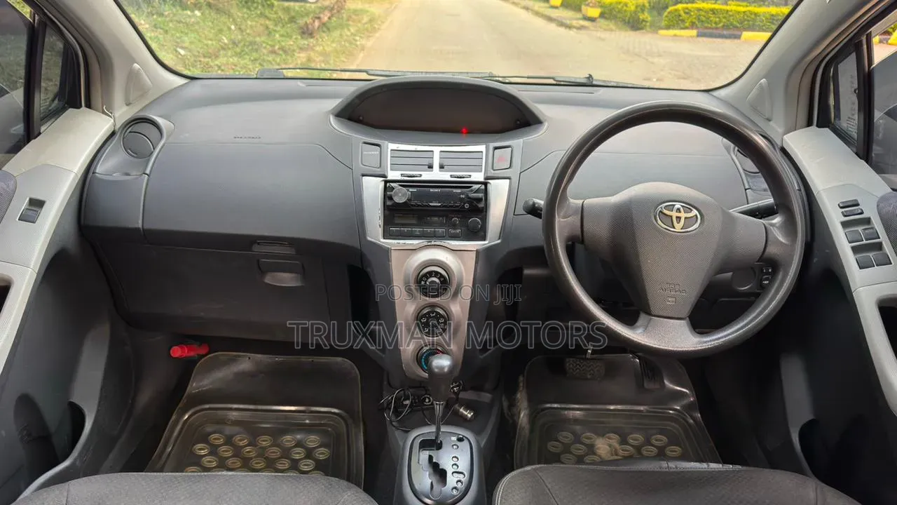 Toyota Vitz 2009 White