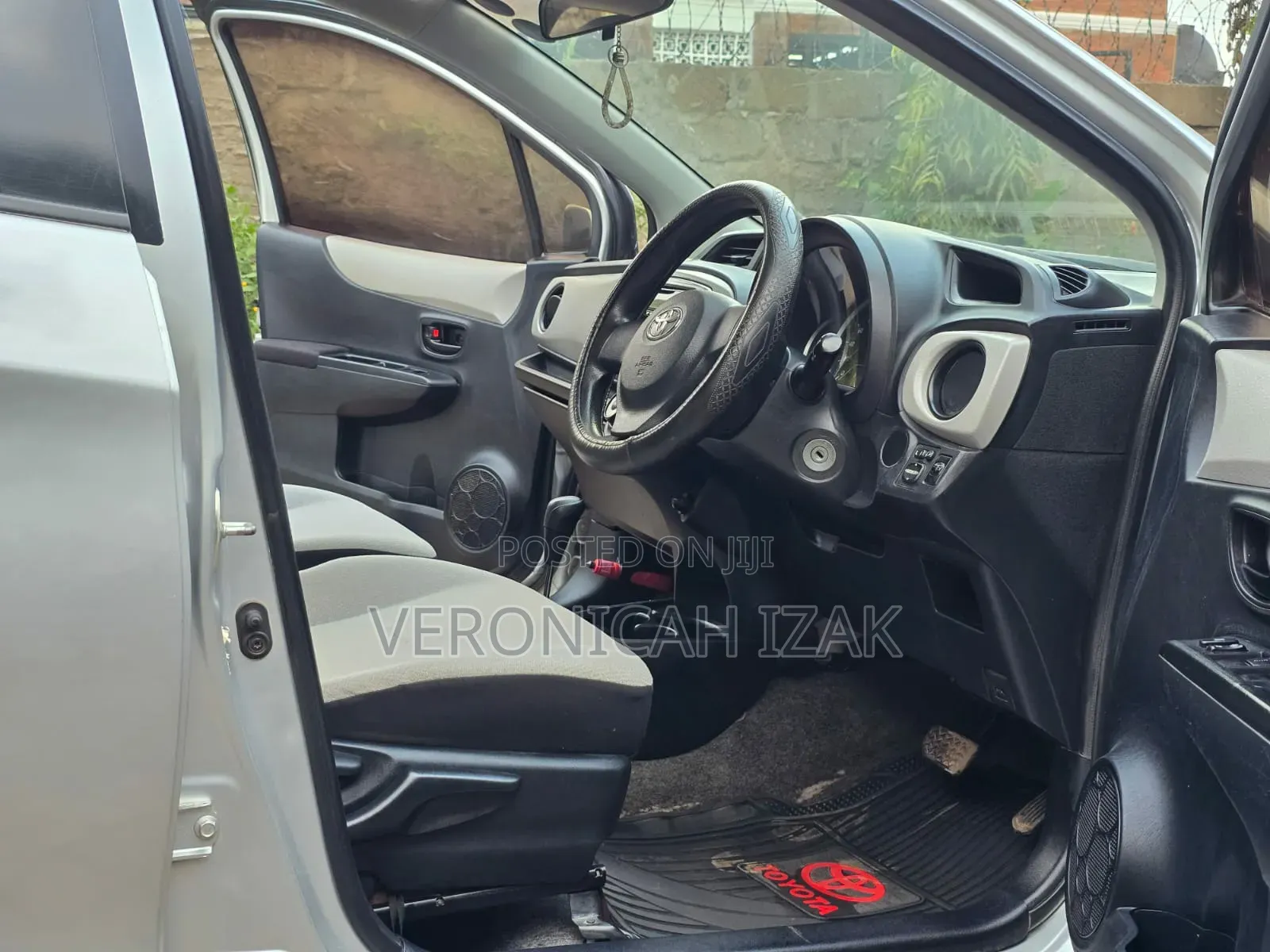 Toyota Vitz 2013 Silver