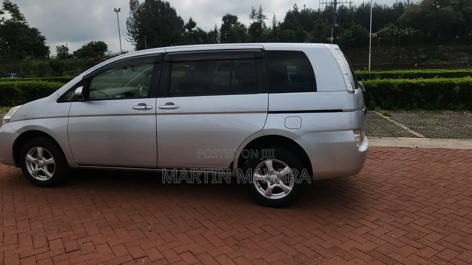 Toyota ISIS 2014 Silver