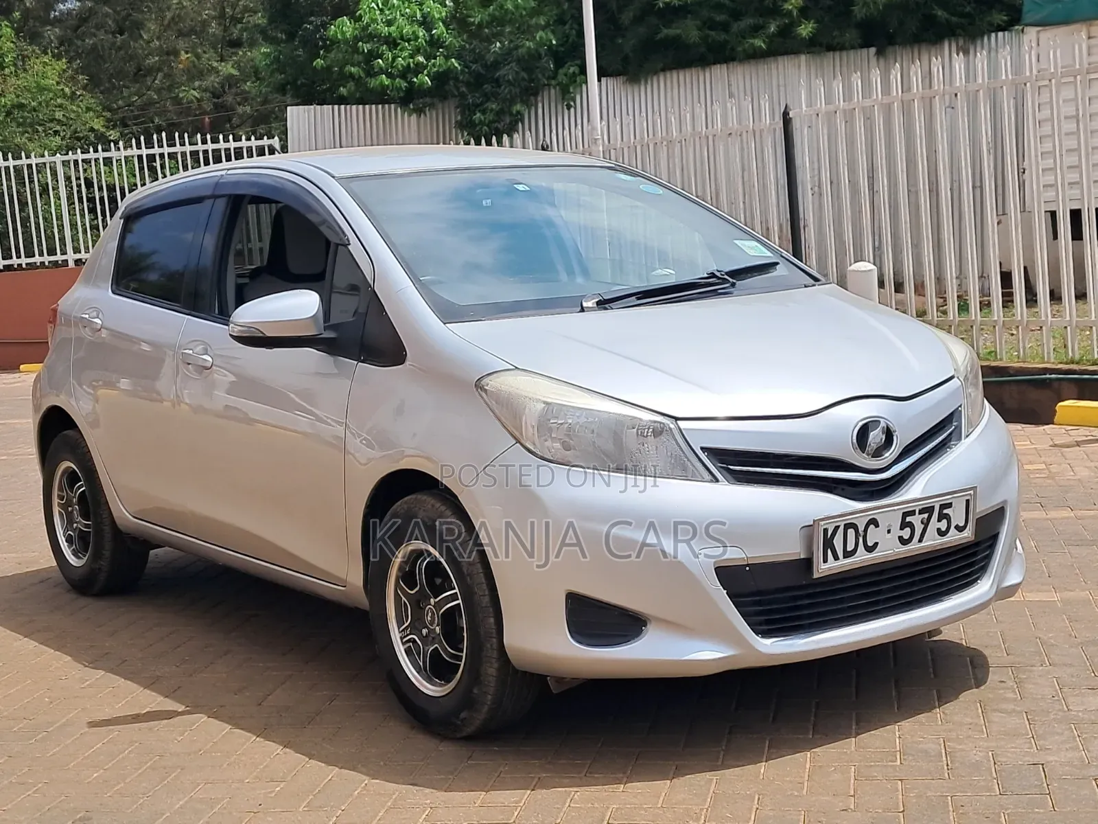 Toyota Vitz 2014 Silver
