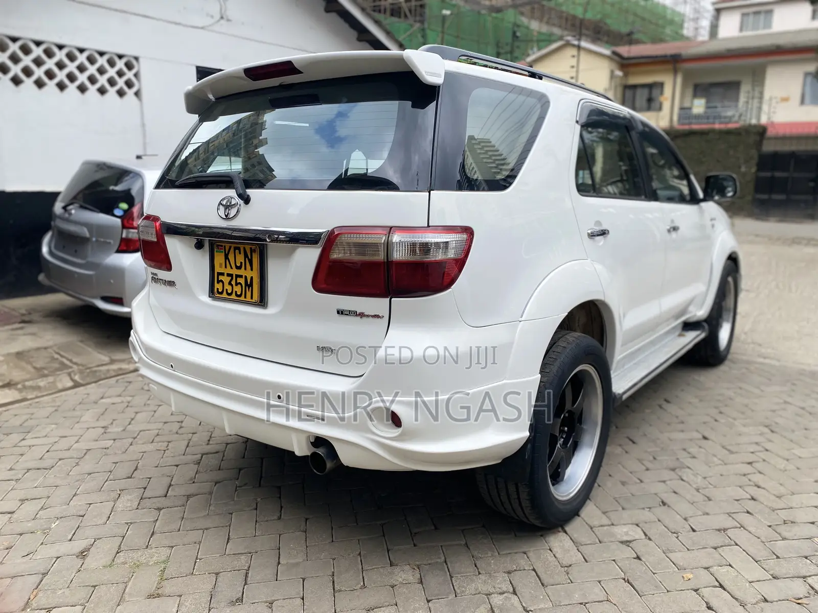 Toyota Fortuner 2010 Pearl
