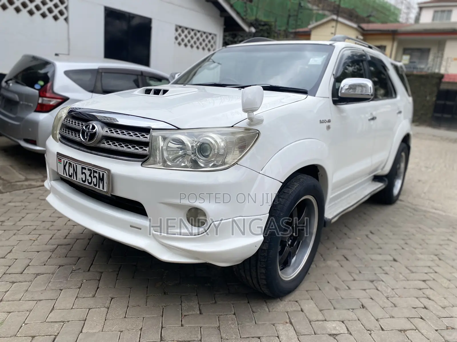 Toyota Fortuner 2010 Pearl
