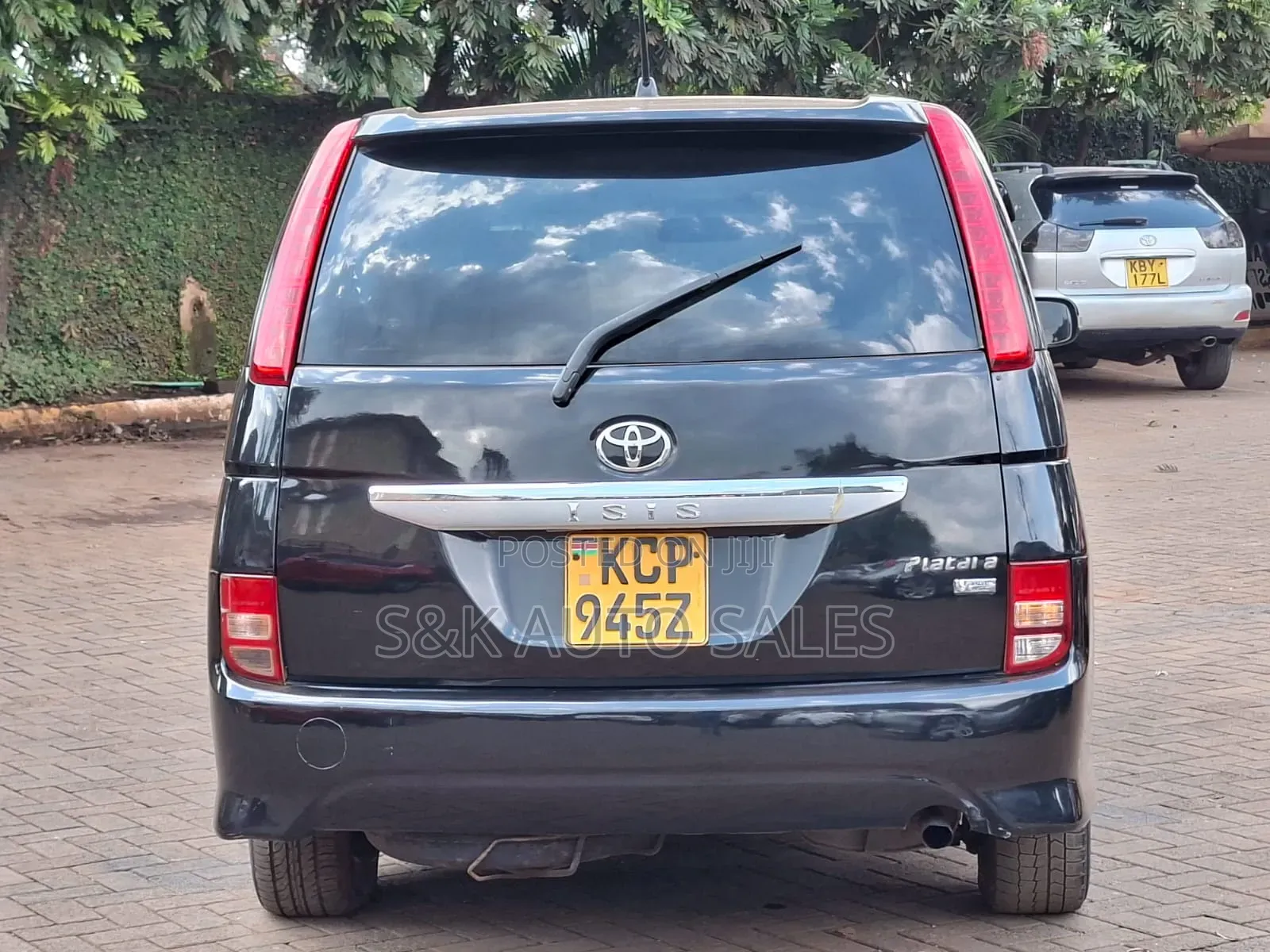 Toyota ISIS 2010 Black
