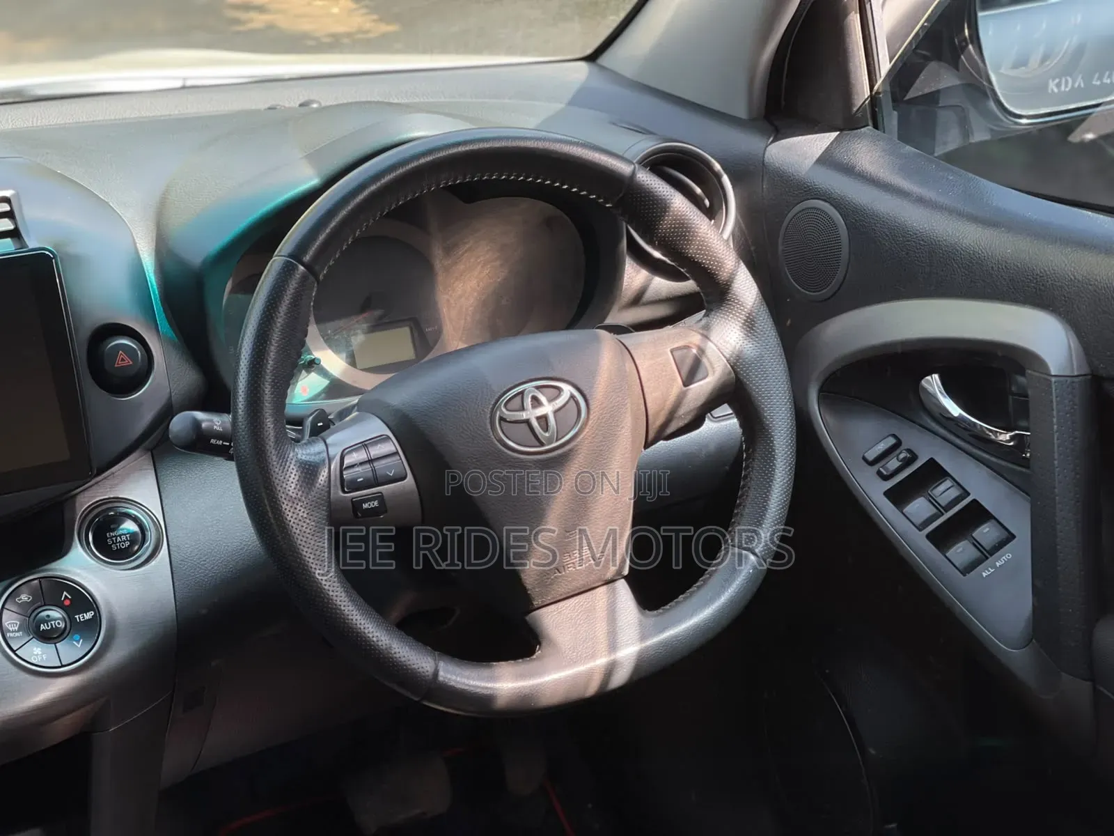 Toyota Vanguard 2013 White