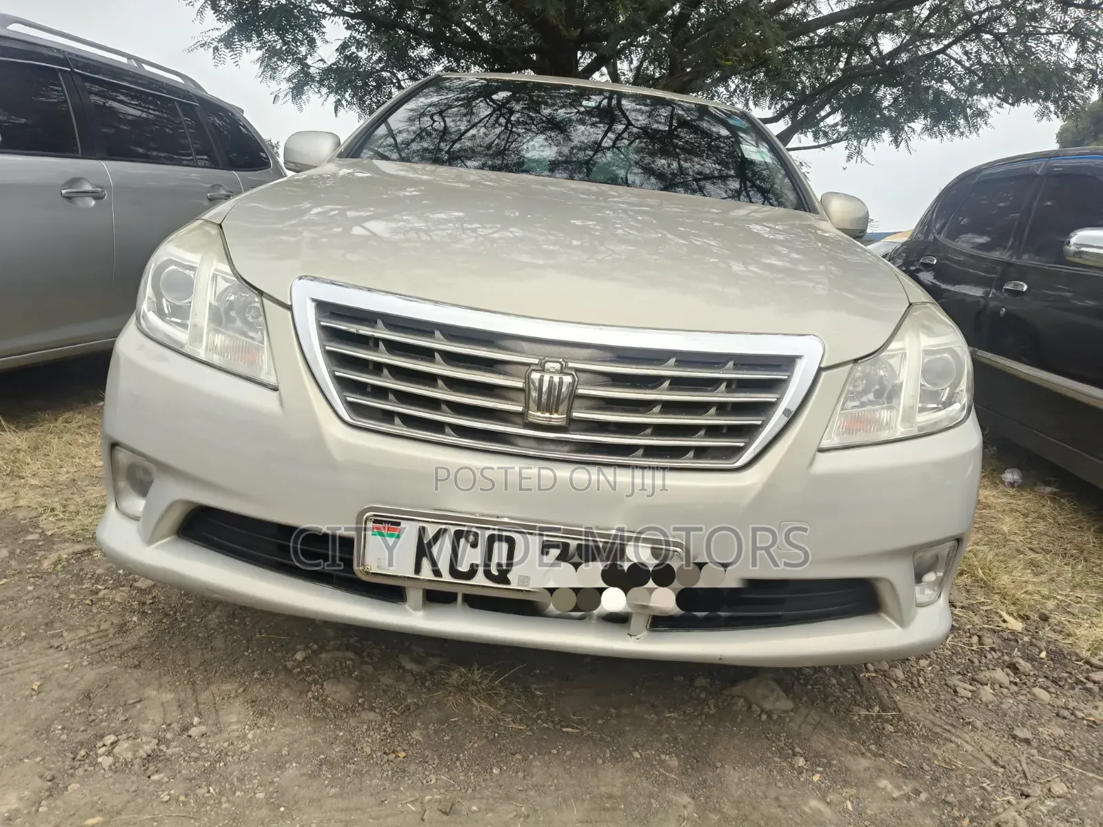 Toyota Crown 2011 Gold