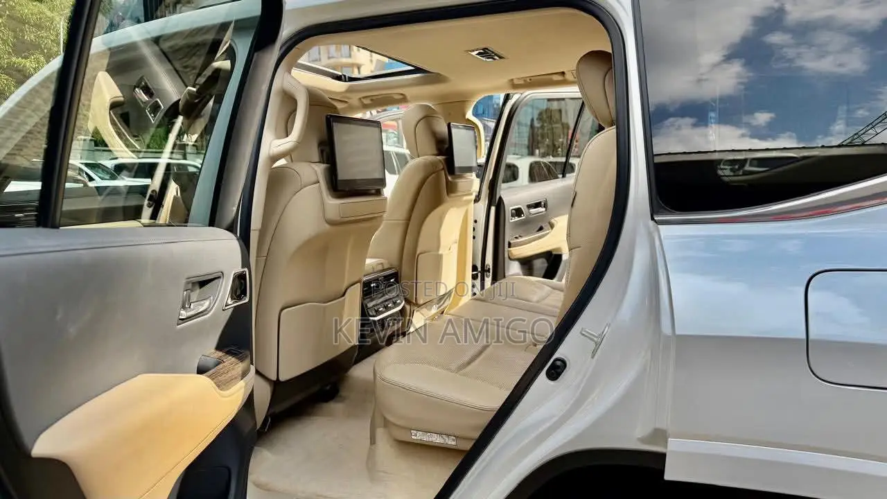 Toyota Land Cruiser LC300 2023 White