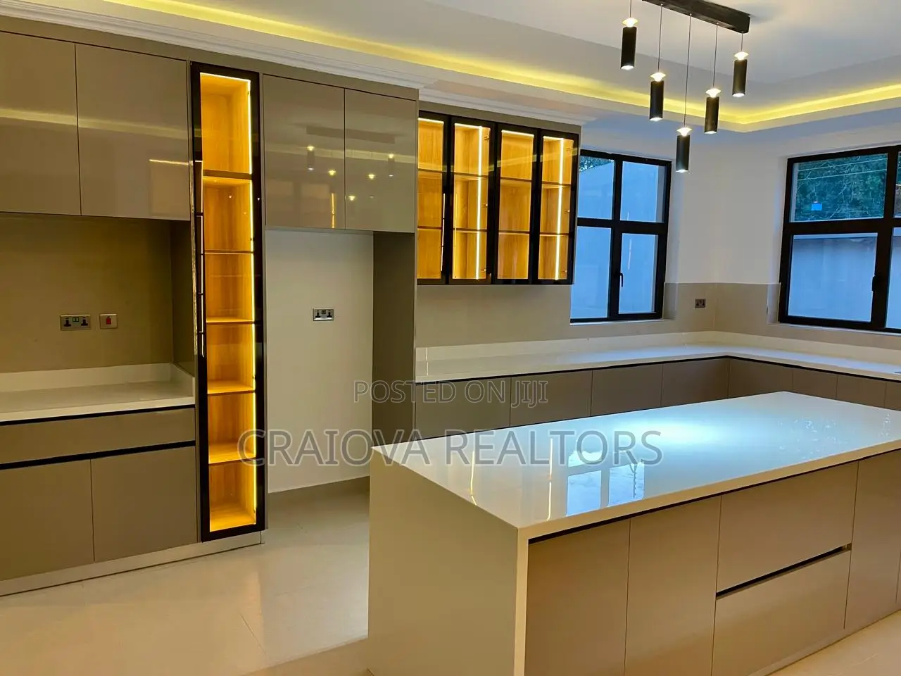 6bdrm Villa in Hardy for sale