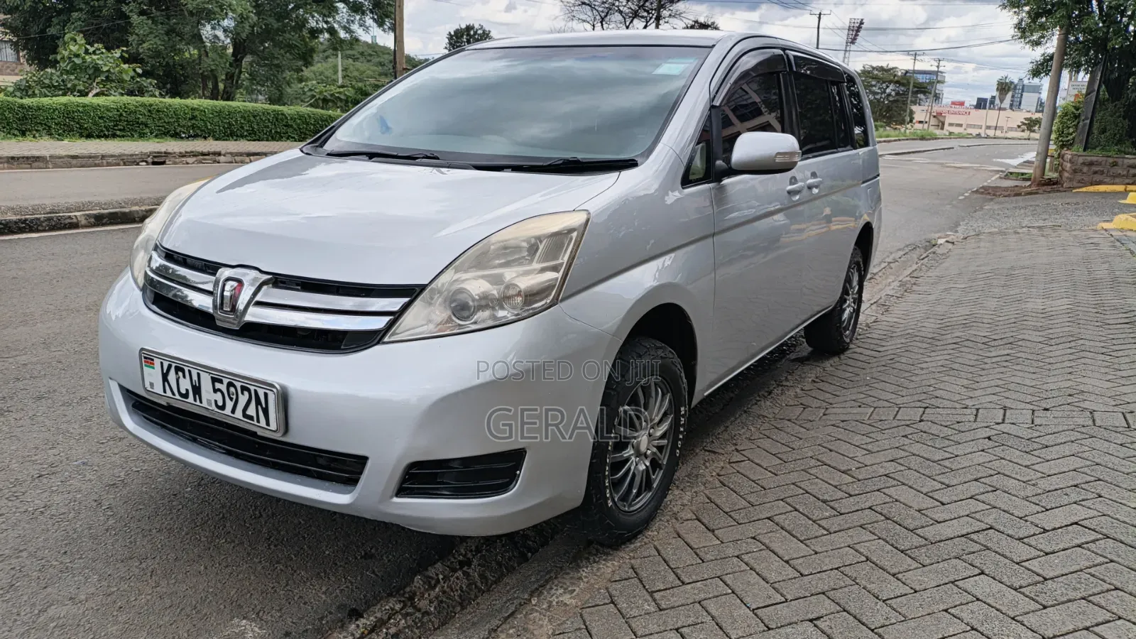 Toyota ISIS 2013 Silver