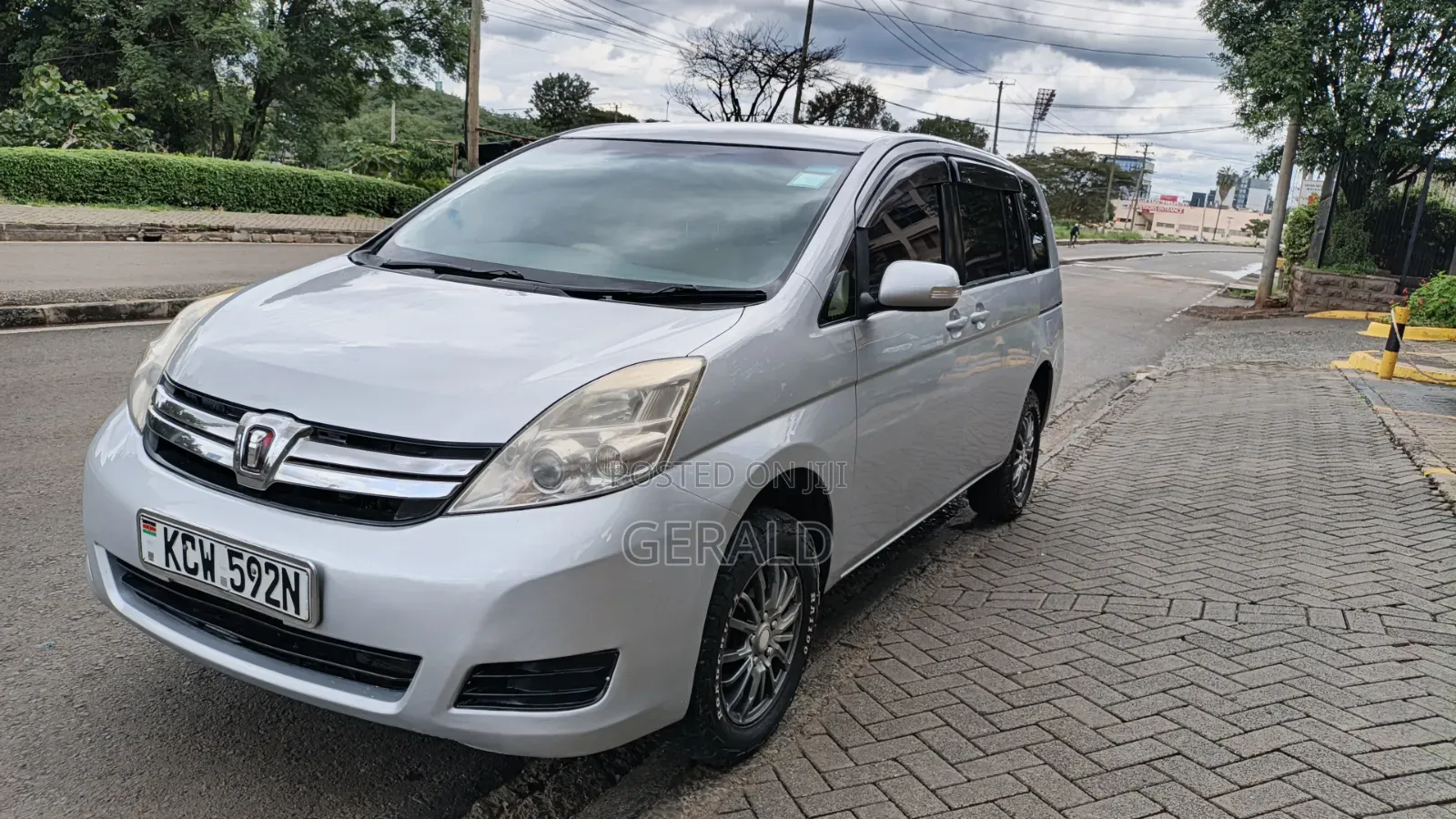 Toyota ISIS 2013 Silver