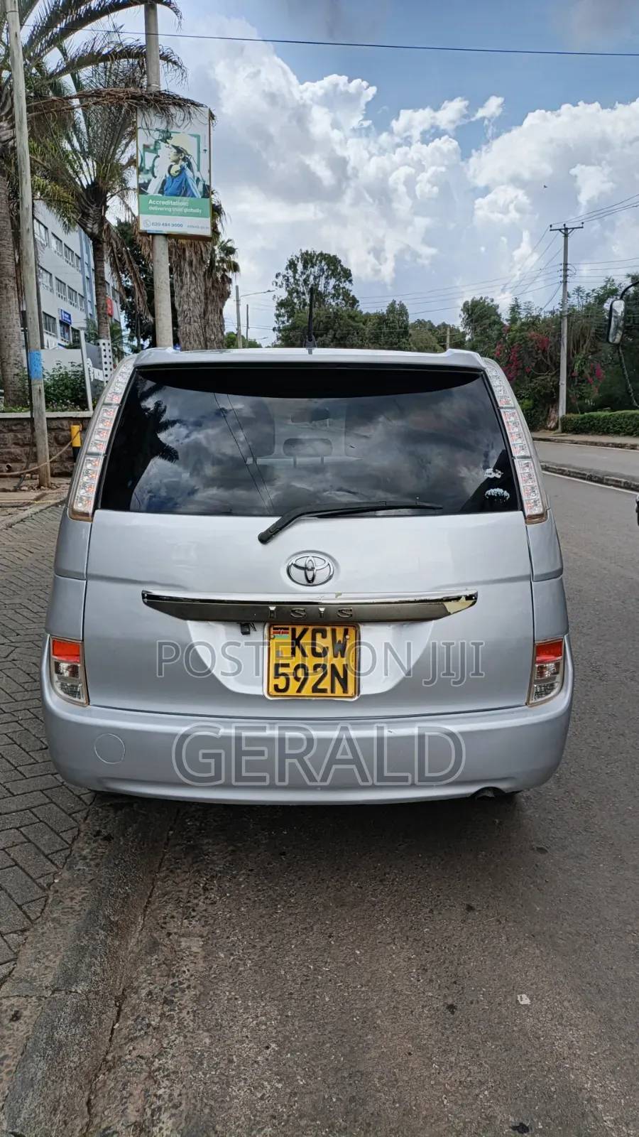 Toyota ISIS 2013 Silver