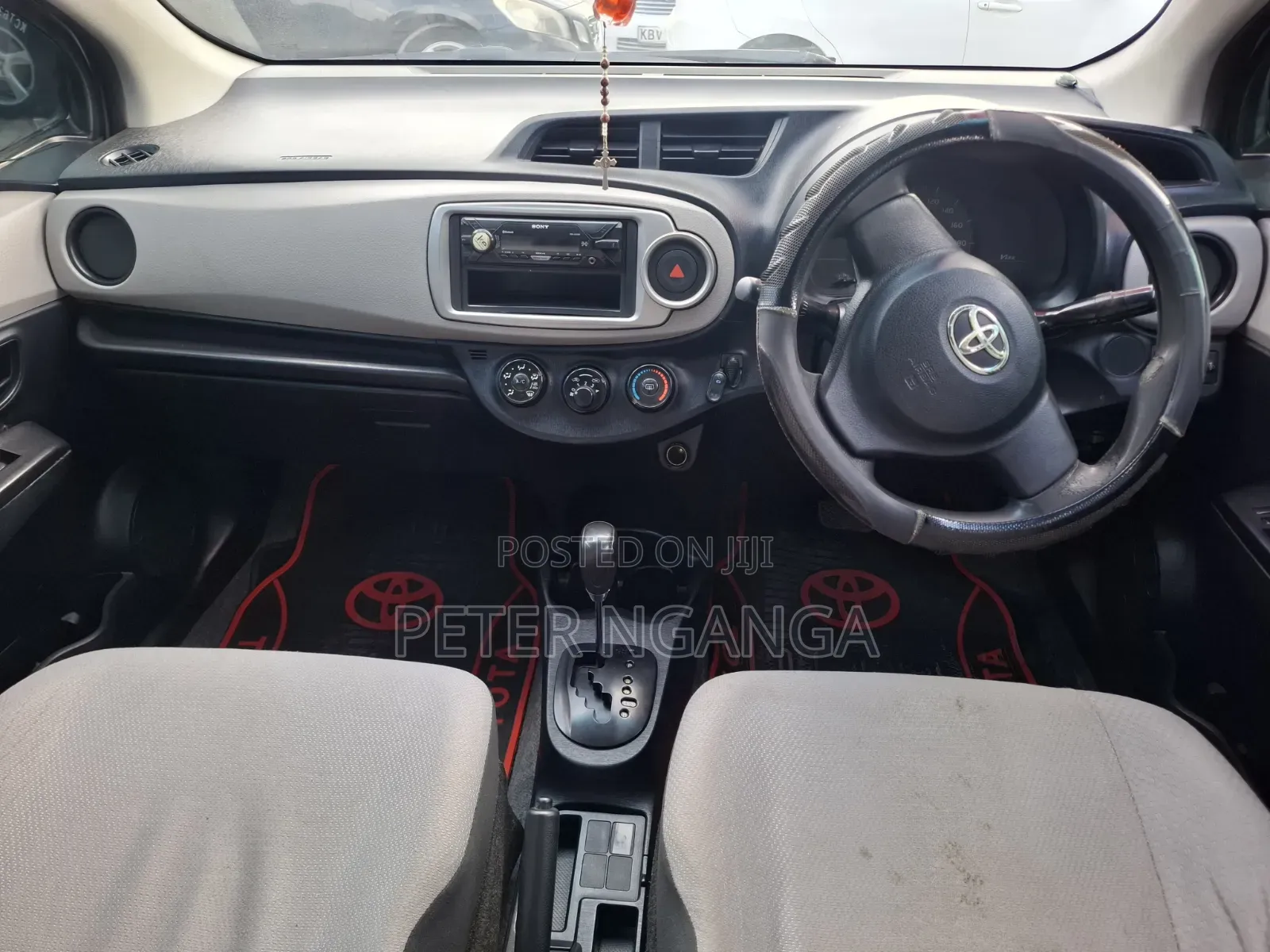 Toyota Vitz 2011 Silver