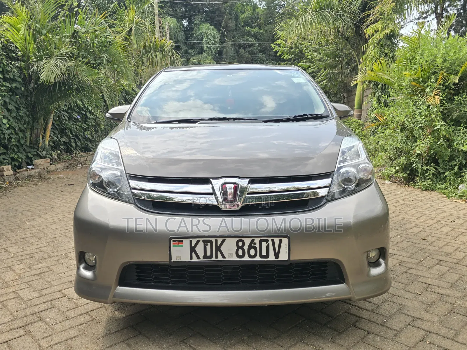 Toyota ISIS 2015 Gray