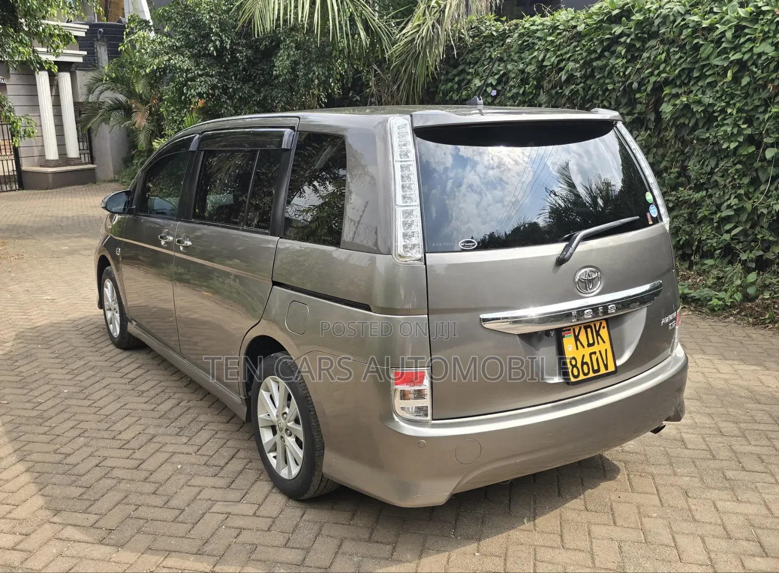 Toyota ISIS 2015 Gray