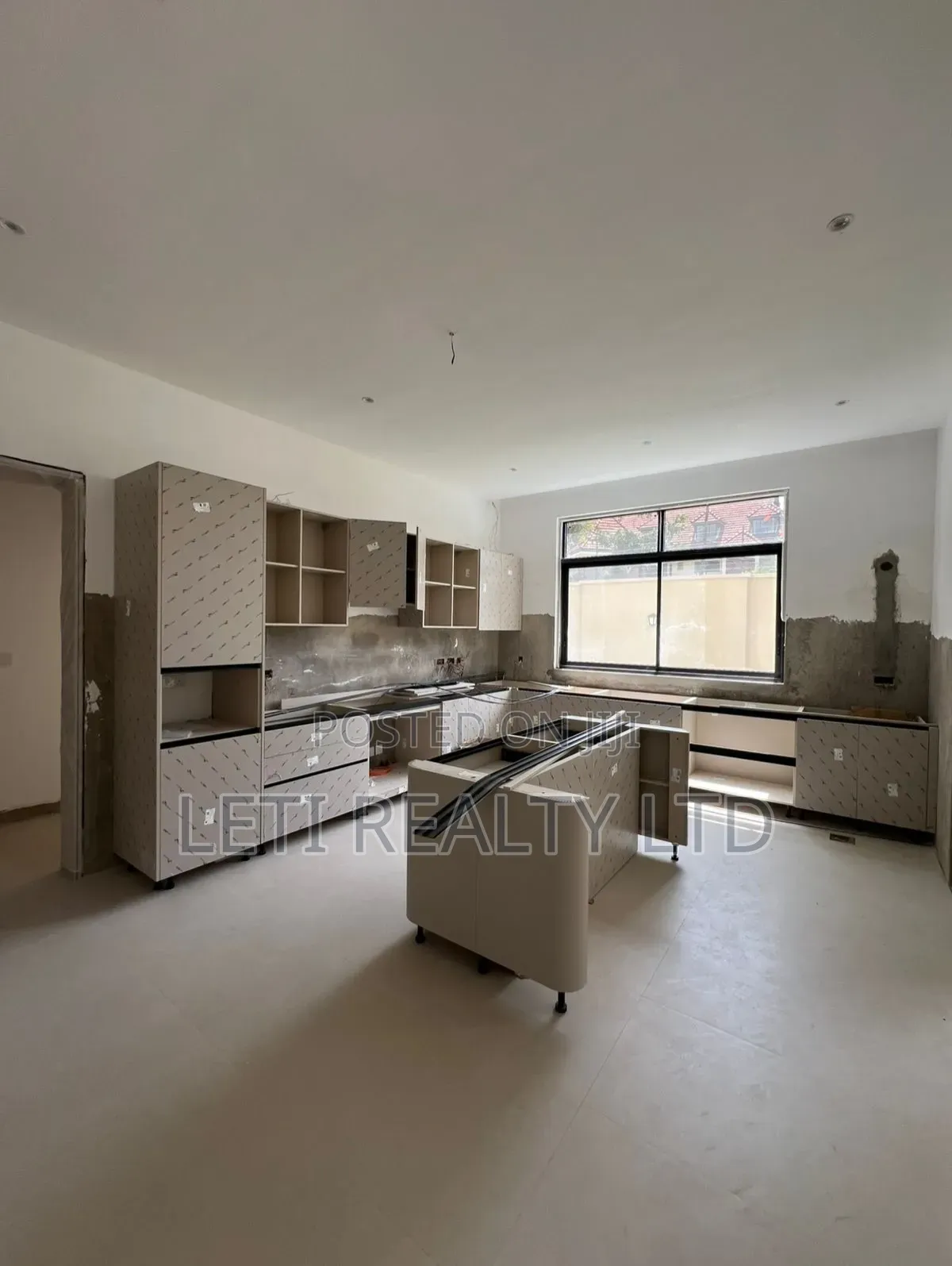 5bdrm Townhouse/Terrace in Maziwa for sale