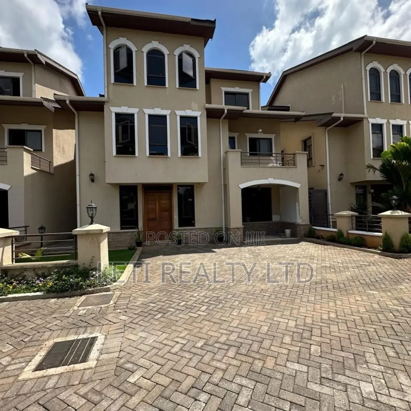 5bdrm Townhouse/Terrace in Muthangari for sale