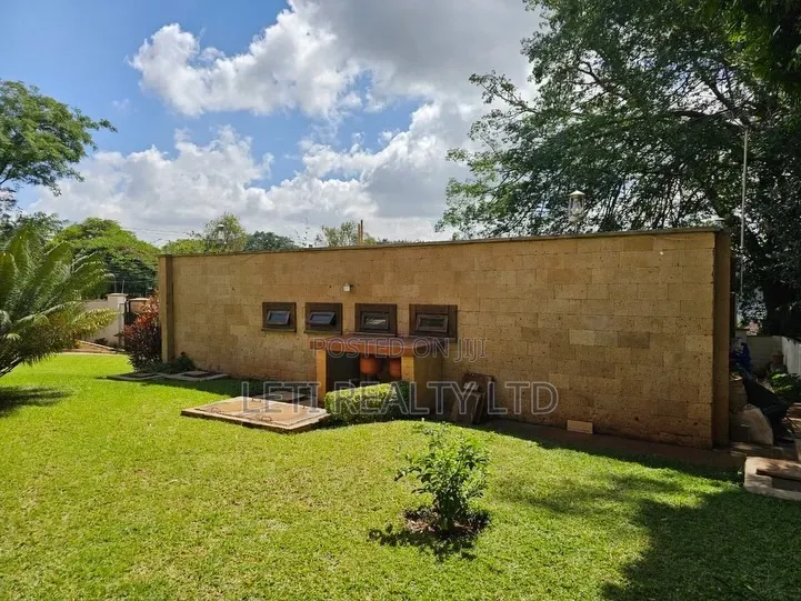 9bdrm House in Muthangari for sale