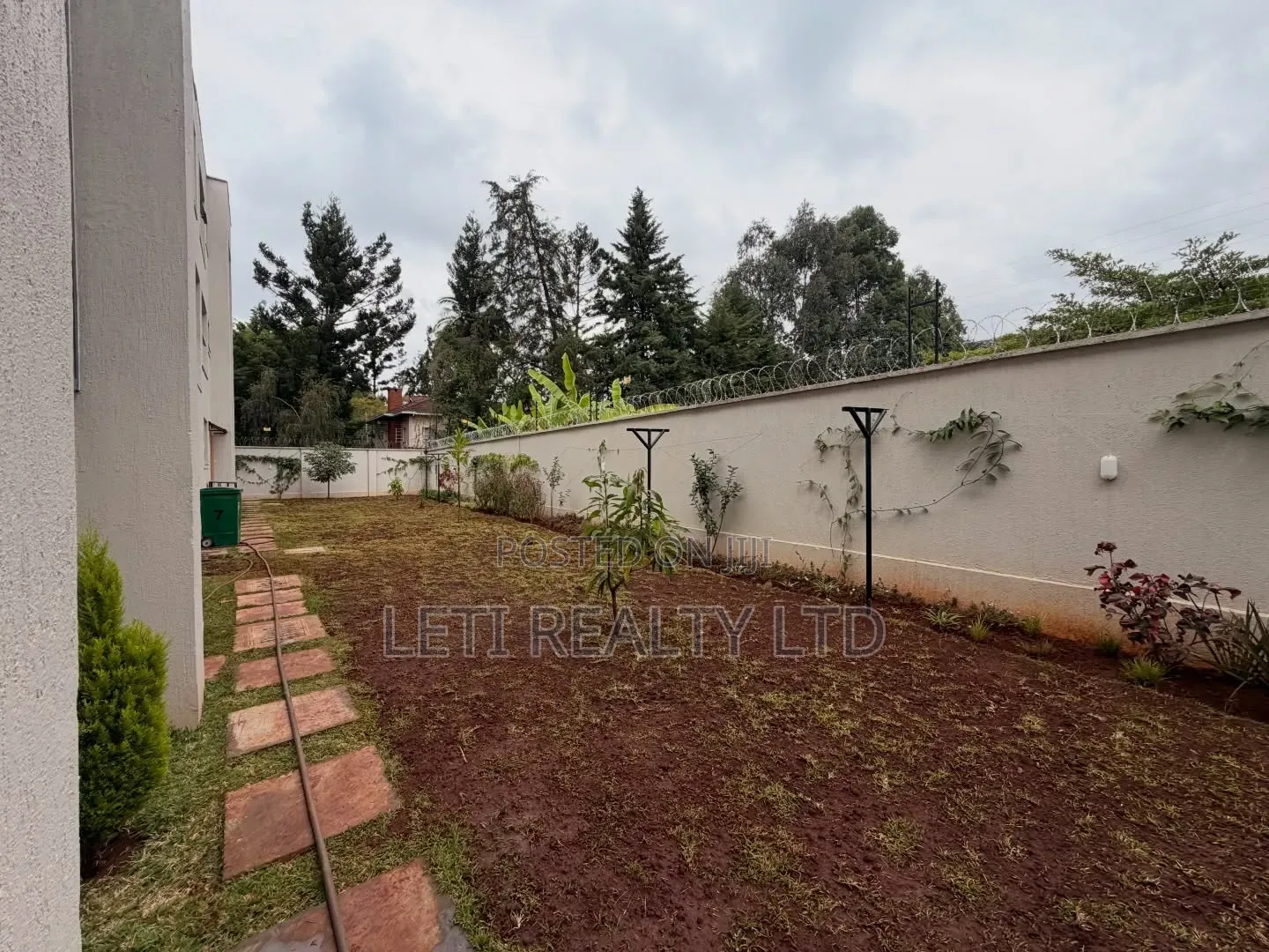 6bdrm Townhouse/Terrace in Muthangari for sale
