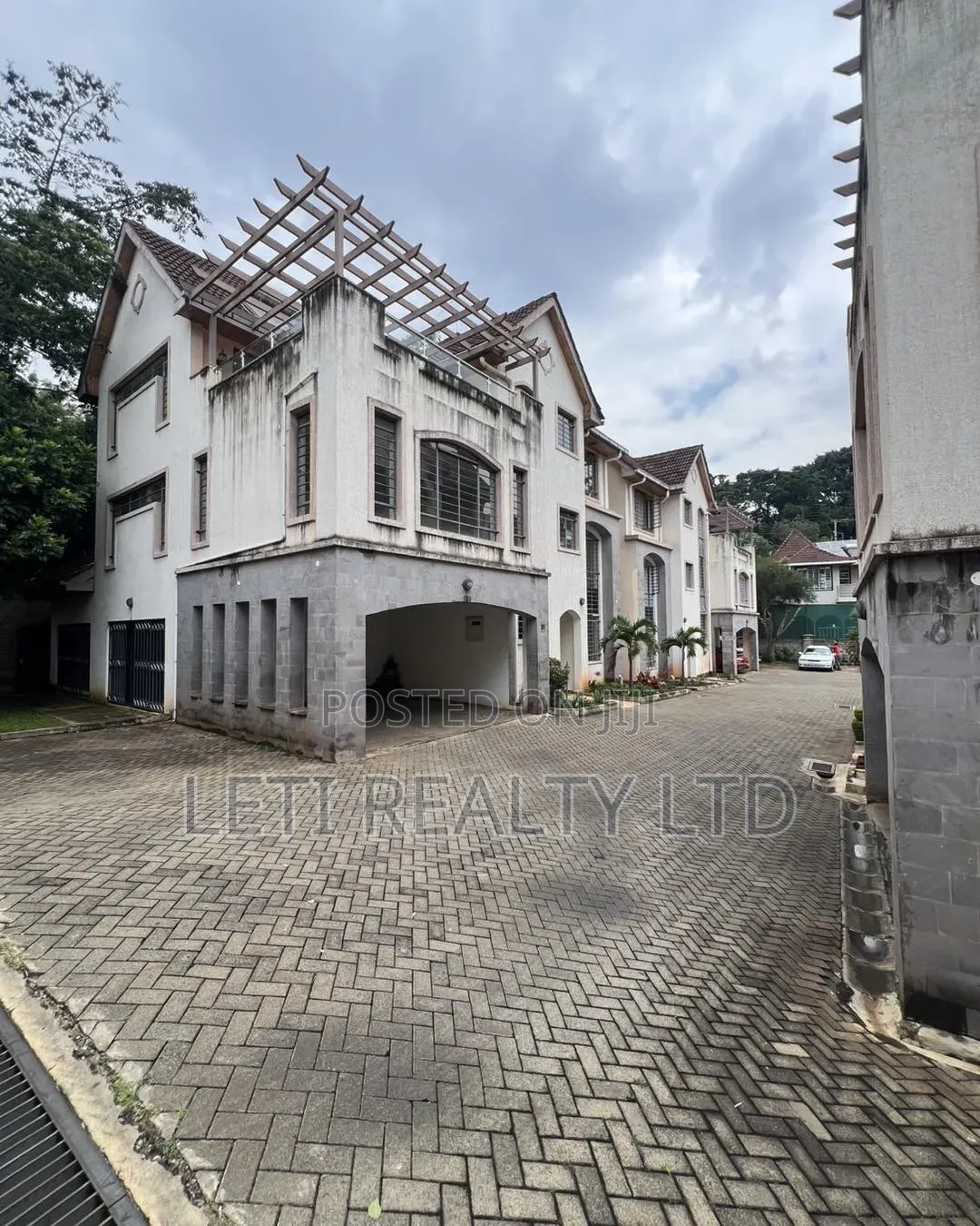 5bdrm Townhouse/Terrace in Muthangari for sale