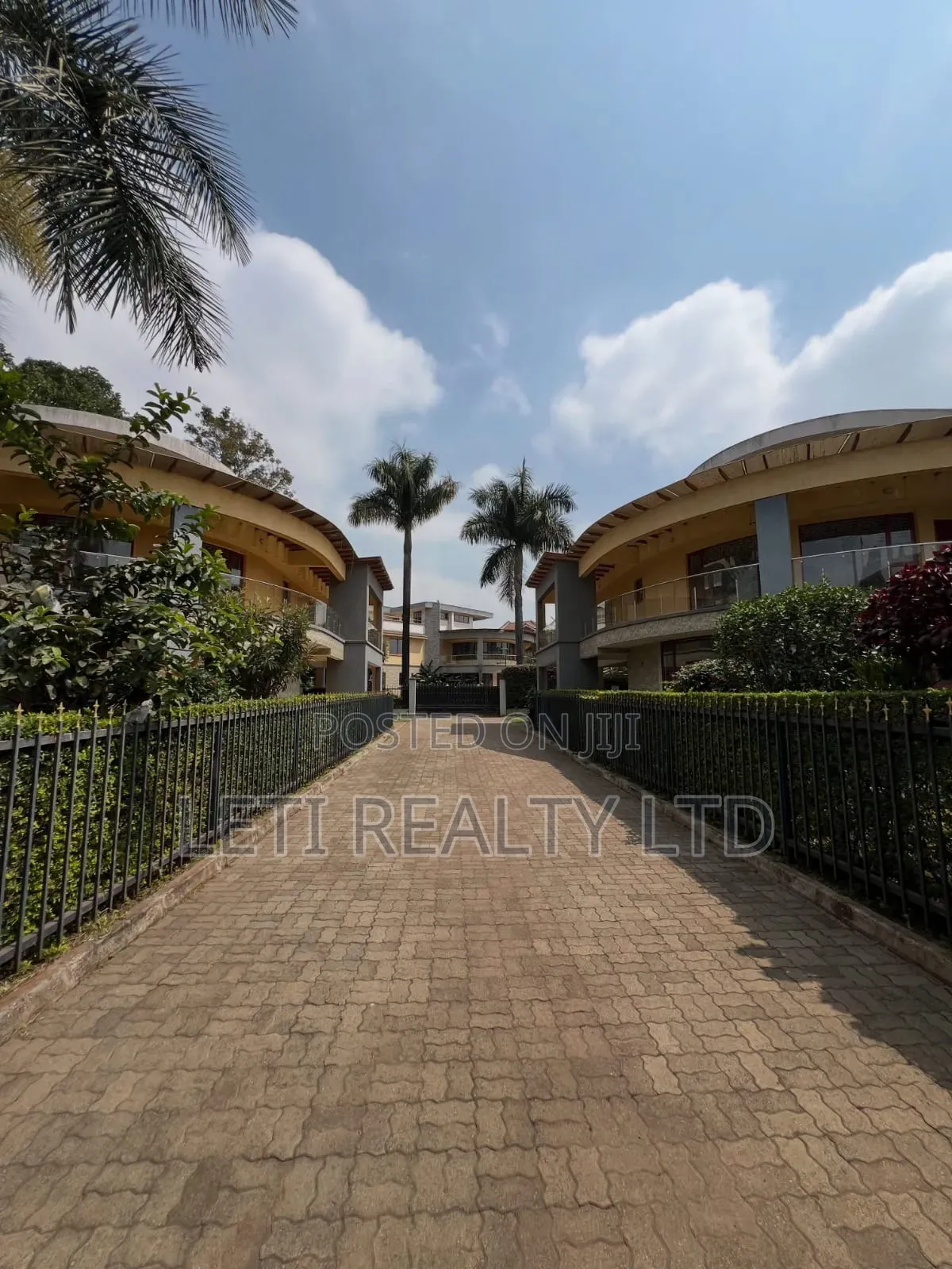 5bdrm Townhouse/Terrace in Muthangari for sale