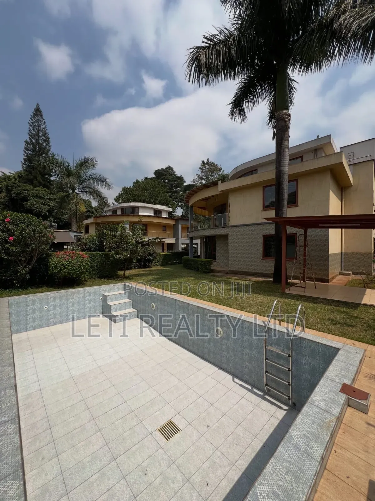 5bdrm Townhouse/Terrace in Muthangari for sale