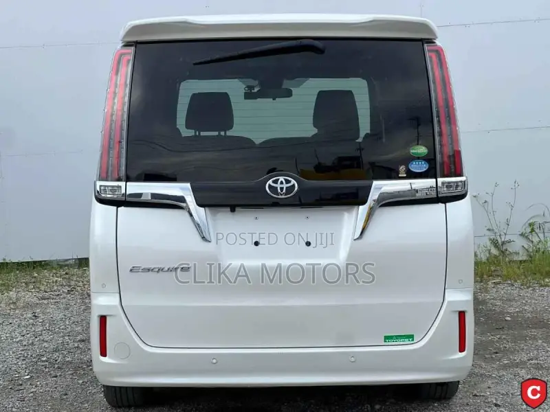 Toyota Esquire 2.0 AWD (7 seater) 2019 Off white