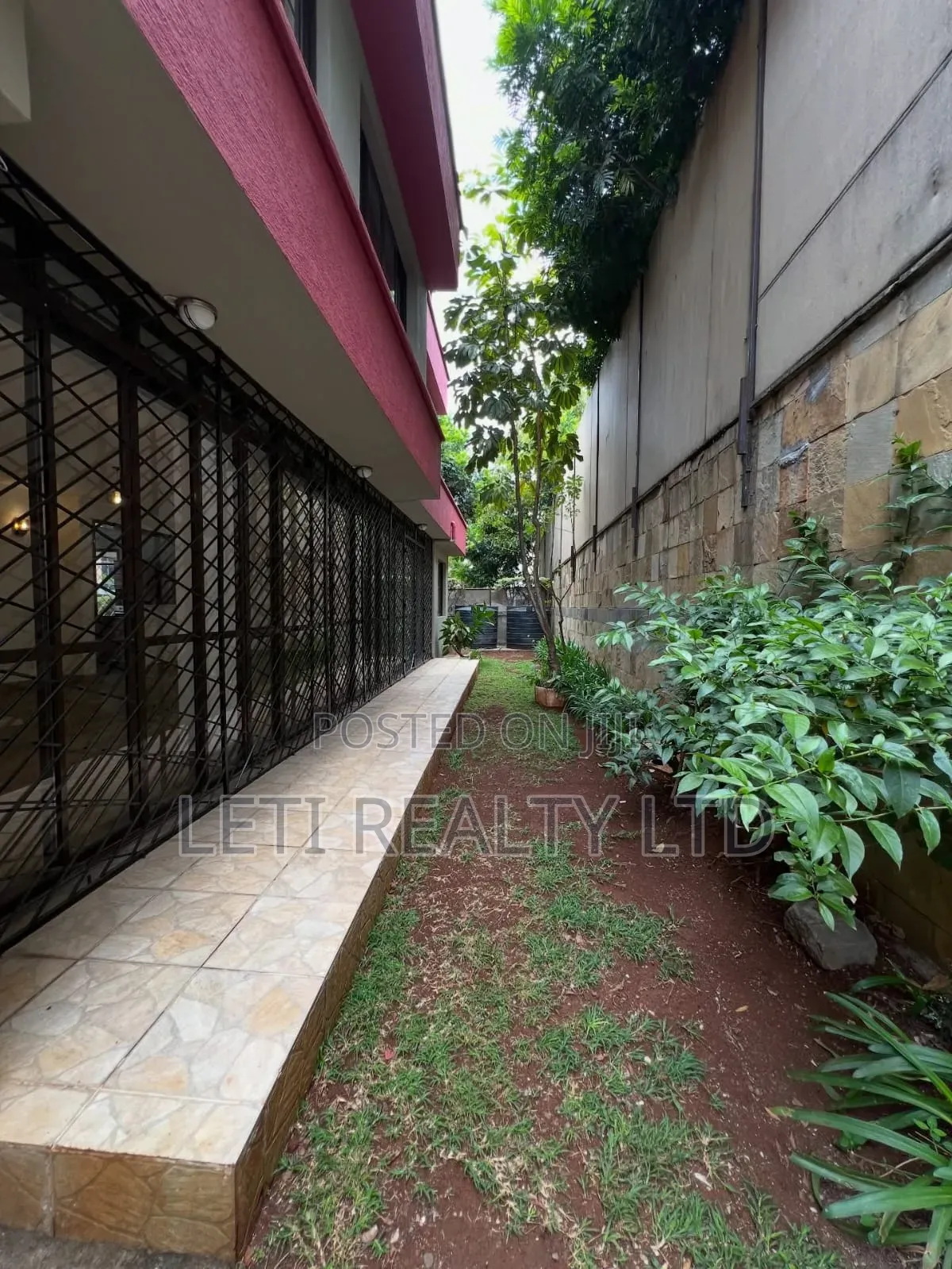 5bdrm Townhouse/Terrace in Muthangari for sale
