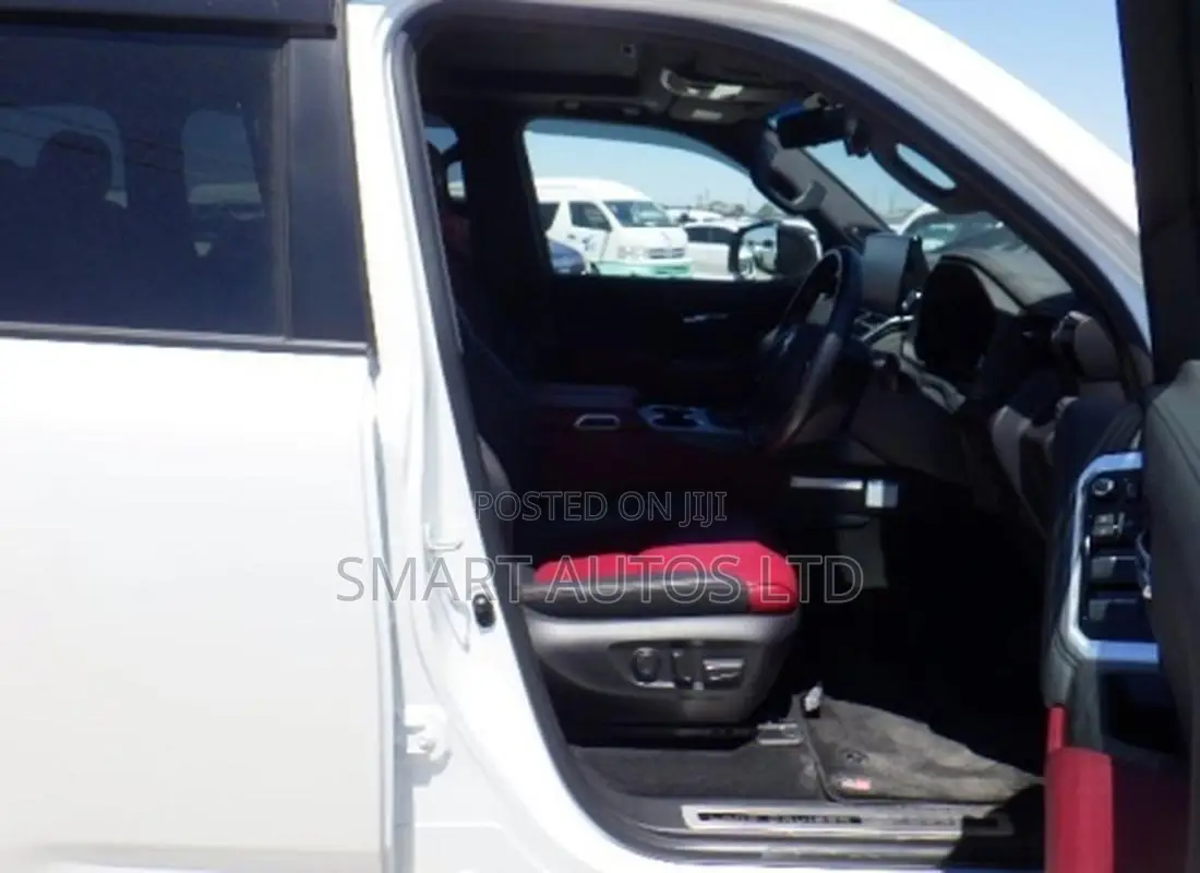 Toyota Land Cruiser LC300 2022 White