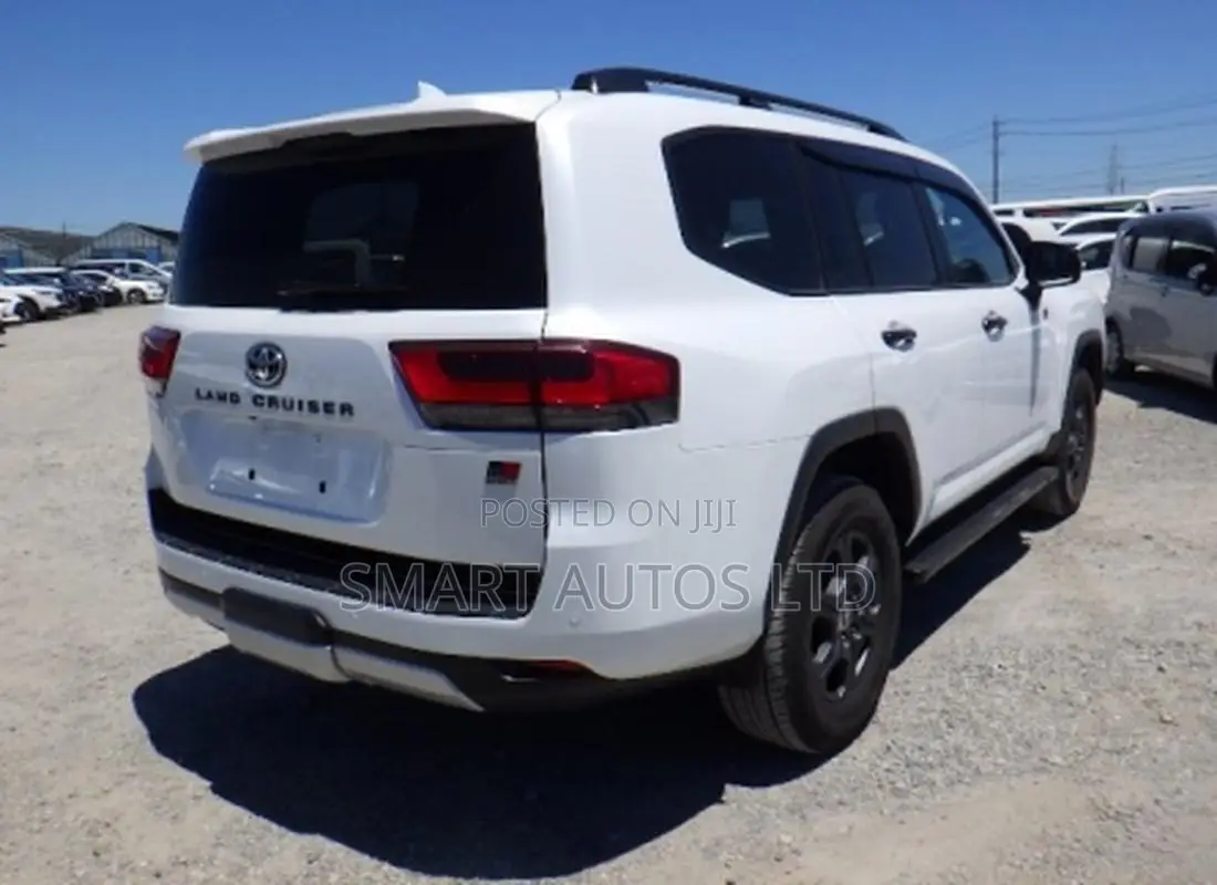 Toyota Land Cruiser LC300 2022 White