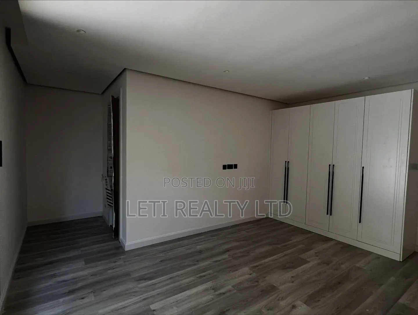 5bdrm Townhouse/Terrace in Muthangari for sale