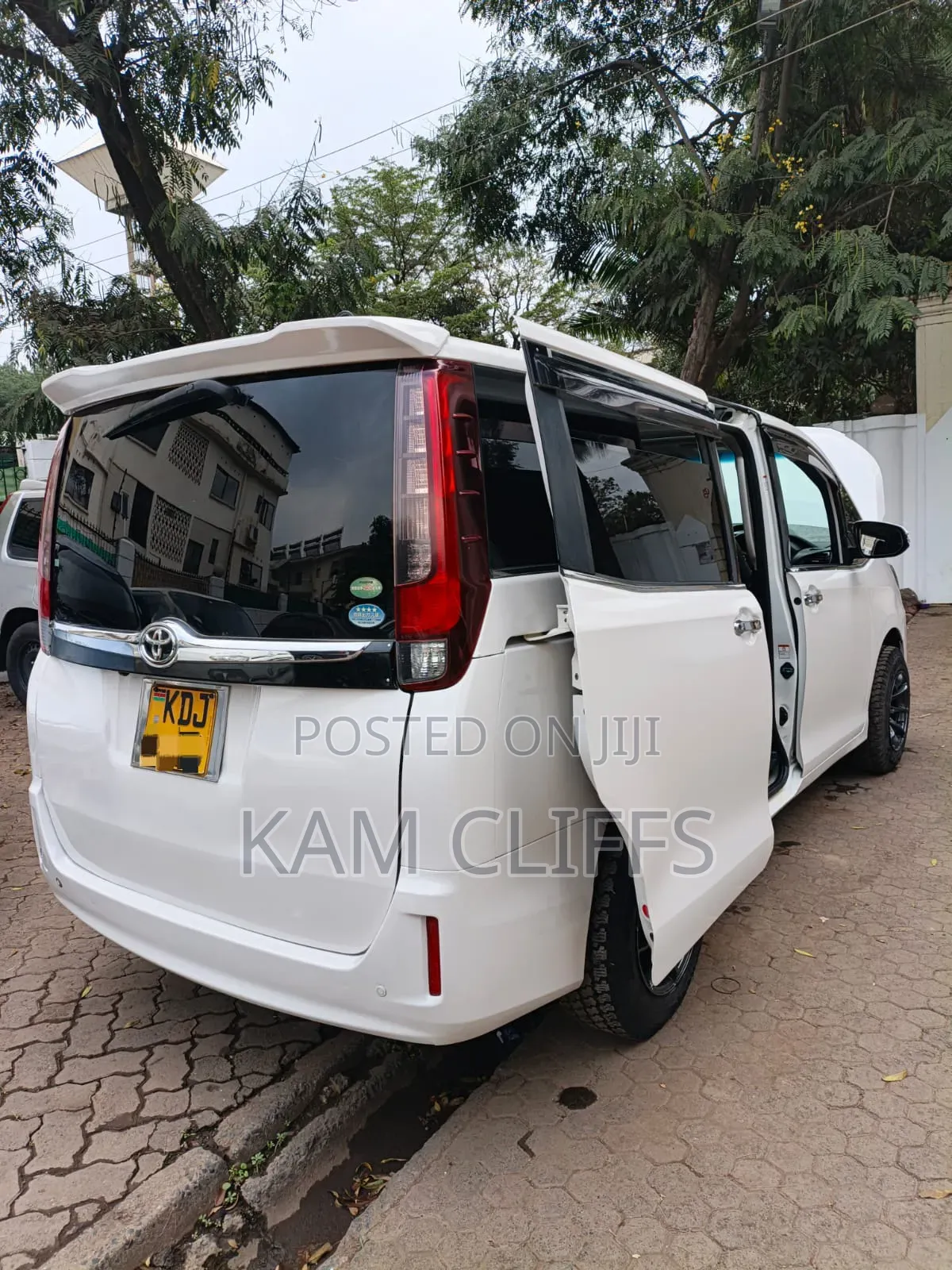 Toyota Esquire 2017 White
