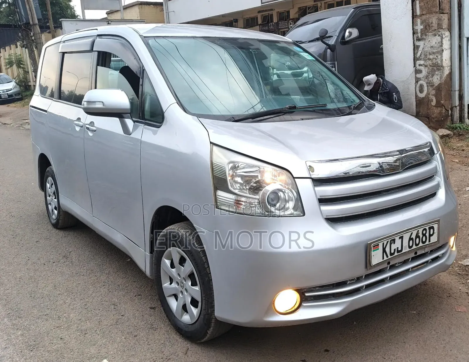 Toyota Noah 2009 Silver