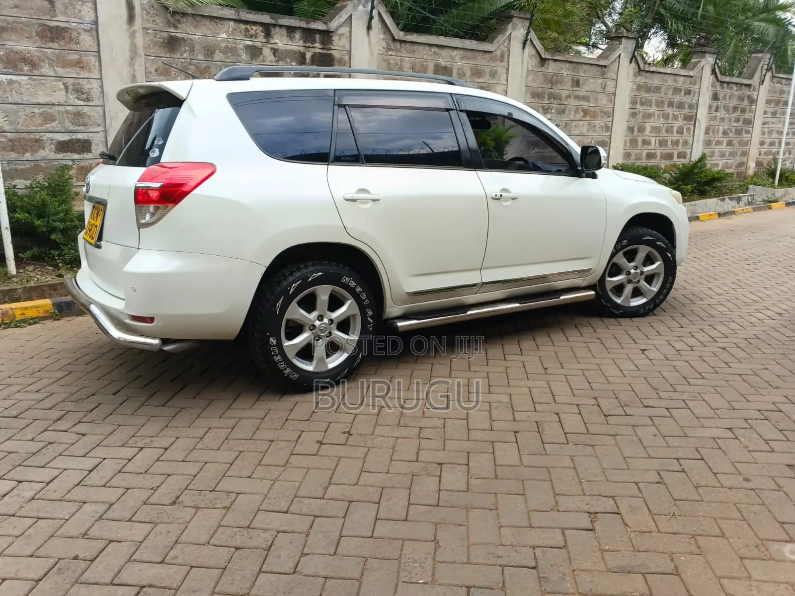 Toyota Vanguard 2010 White