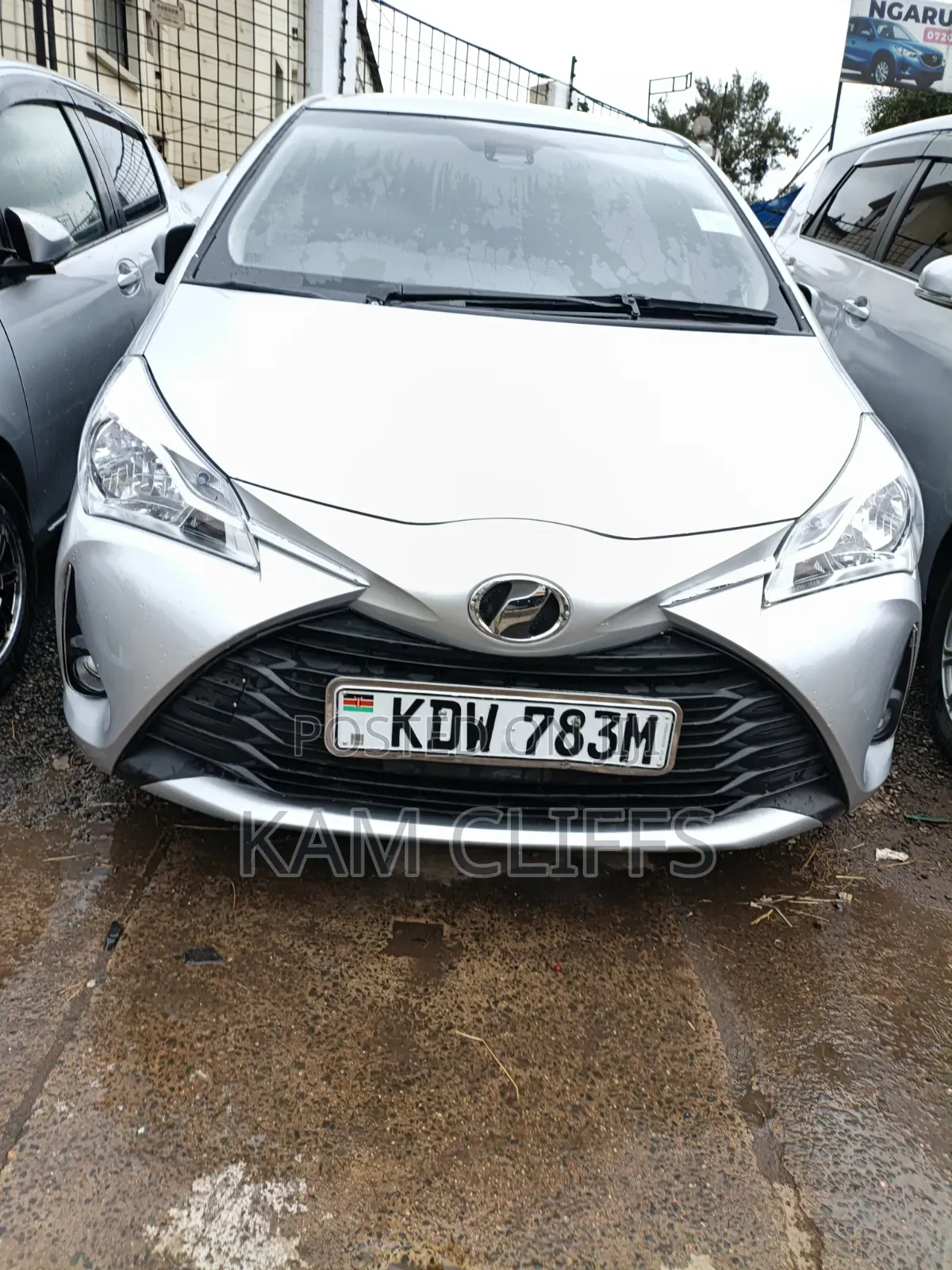 Toyota Vitz 2017 Silver