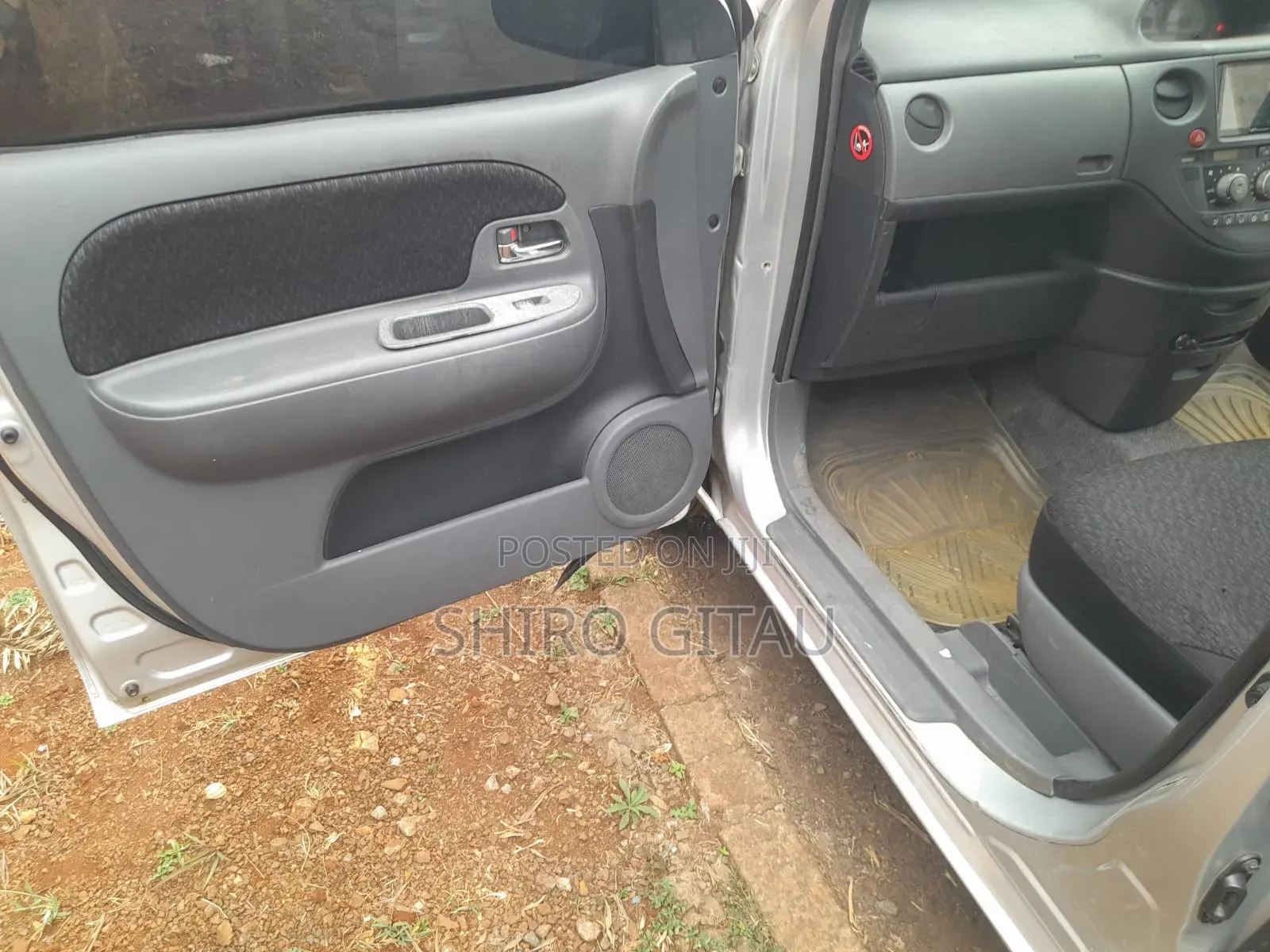 Toyota Sienta 2013 Silver