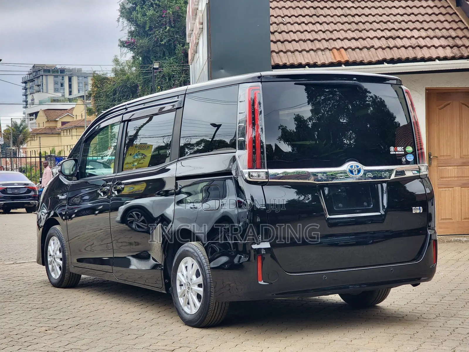 Toyota Noah 1.8 FWD Hybrid (7 seater) 2019 Black
