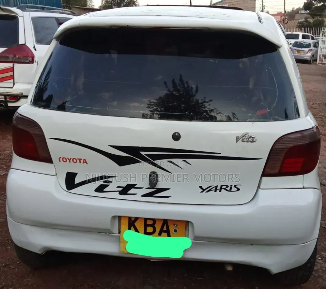 Toyota Vitz 2000 White