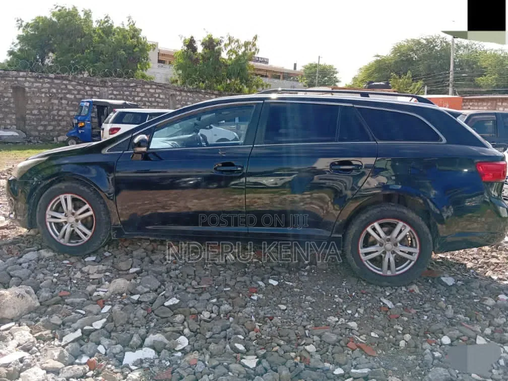 Toyota Avensis 2014 Black