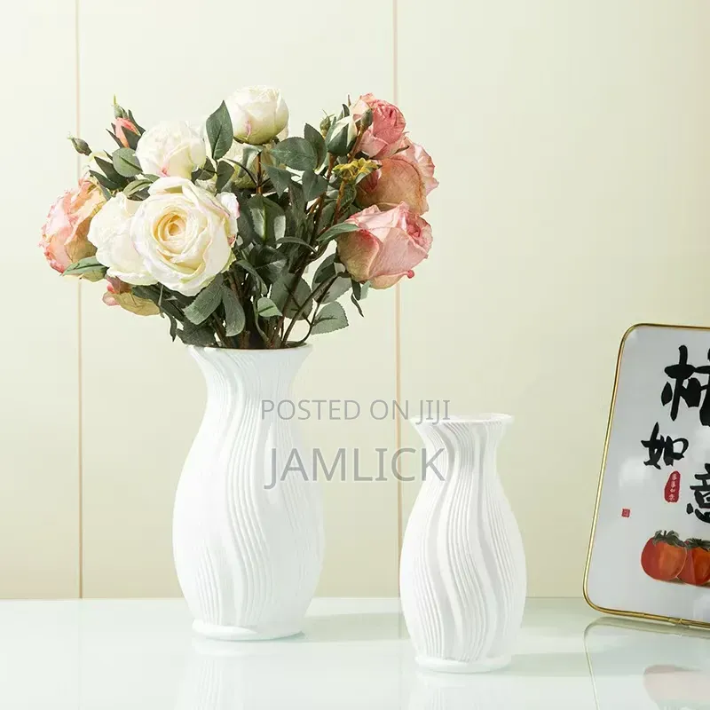 Set of 2 Decorative Plastic Vases - Cd