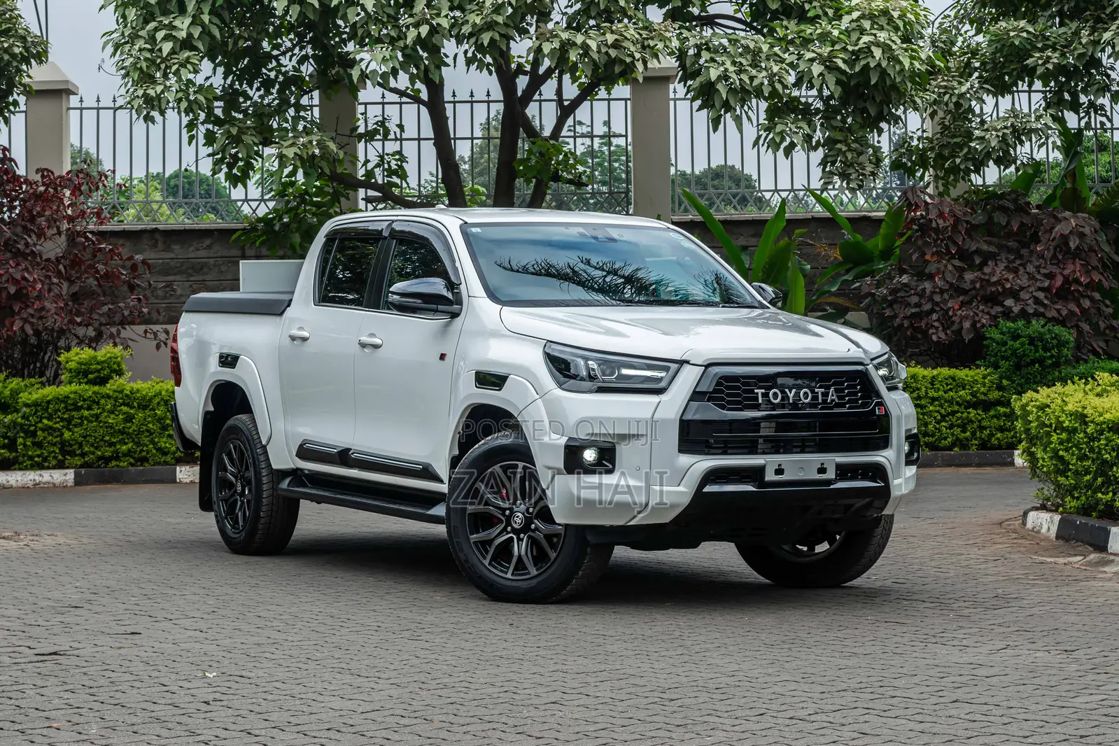 Toyota Hilux 2022 White