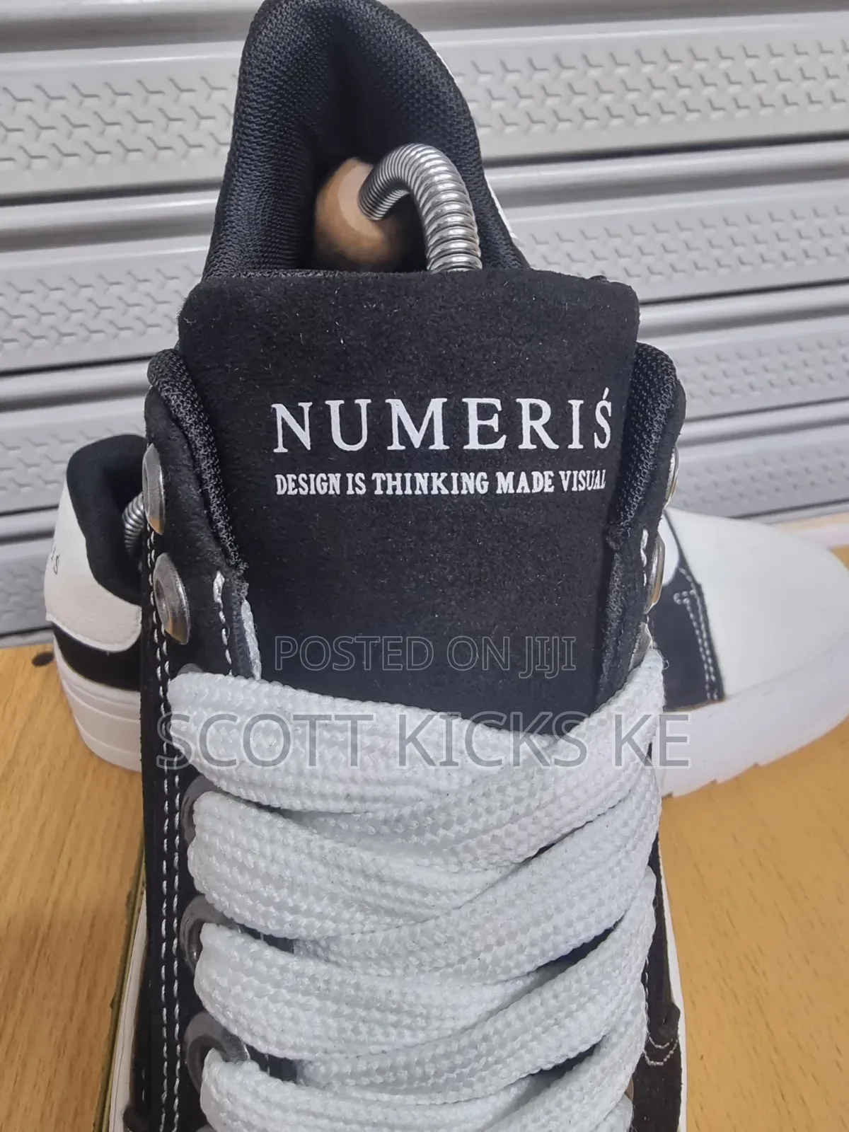 Numeriś Atelier Acrylic Black