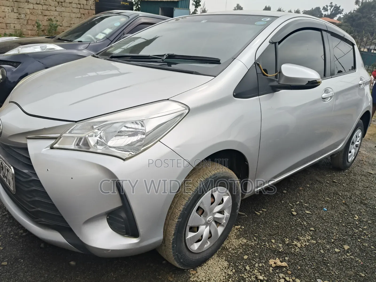 Toyota Vitz 2017 Silver